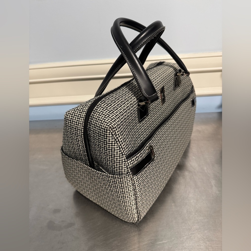 London Fog Black and White cabin carryon bag